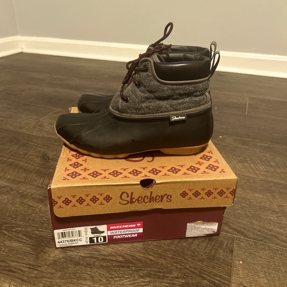 These were a gift I never wear. I hope they can go to good home!